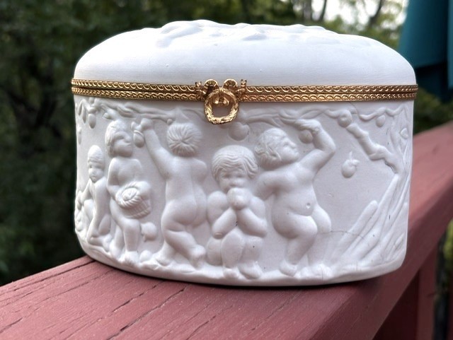 French Limoges Manufacture de Couleuvre Bas-Relief Cherub Porcelain Boudoir Box