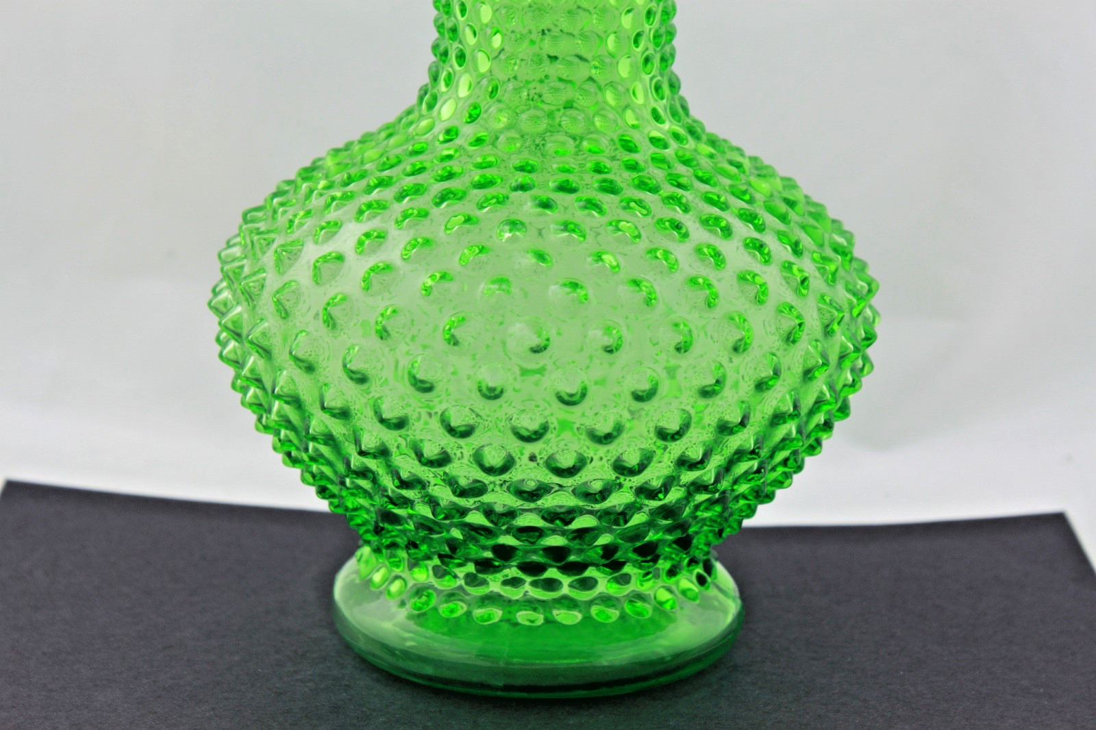 BEAUTIFUL VINTAGE FENTON GREEN GLASS 10 1/2” HOBNAIL VASE – MINT
