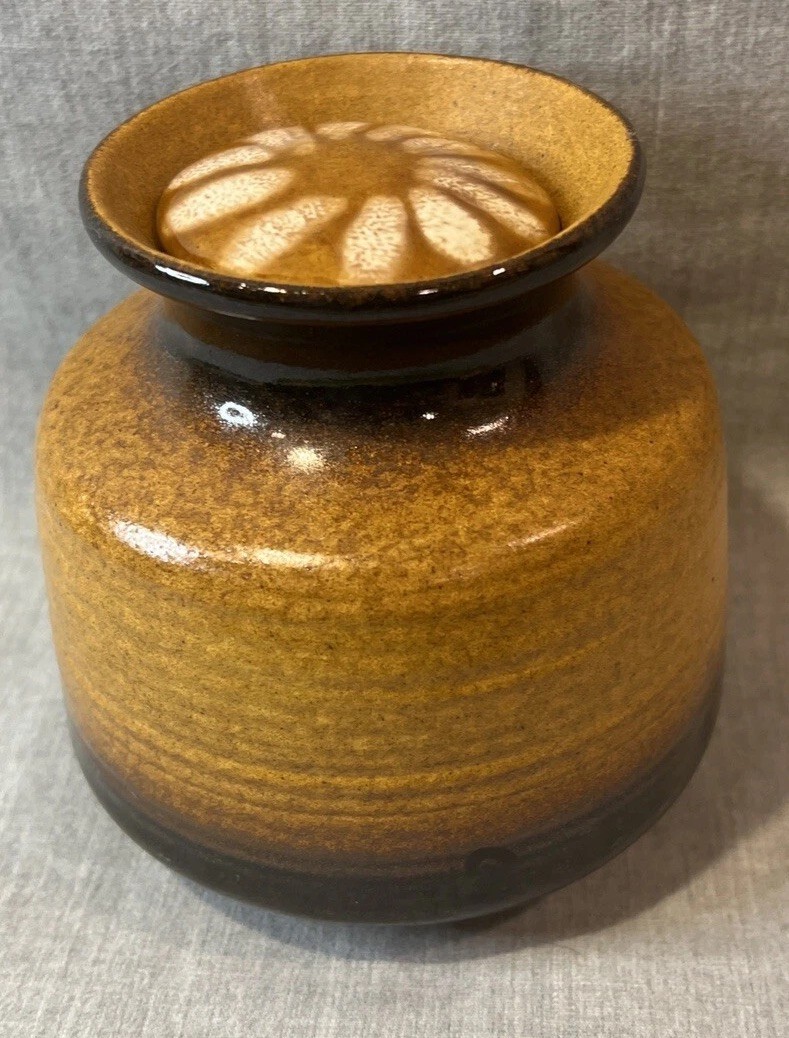 RARE VINTAGE MID CENTURY PIC P/C USA POTTERY BUD VASE WITH DECORATIVE LID