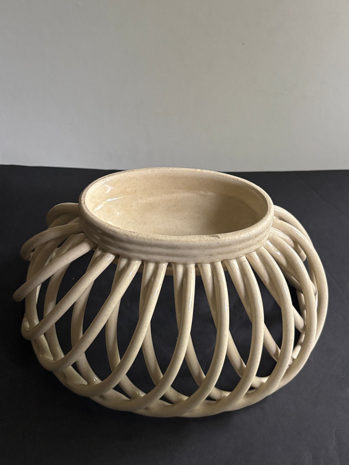 VINTAGE OFF-WHITE CERAMIC OPEN-LATTICE BREAD BASKET/FRUIT BOWL
