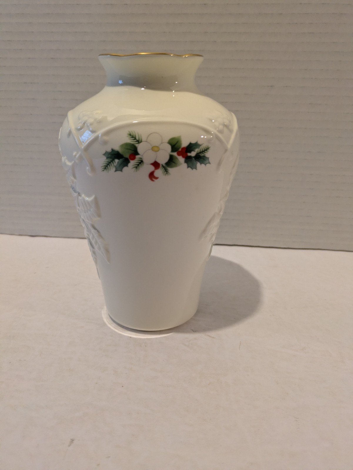 Pfaltzgraff Yuletide Pattern Christmas Vase 6 1/2 inches Gold Rim
