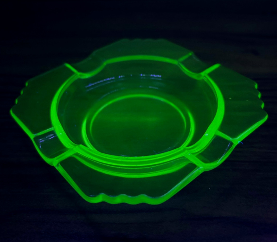 1930s Art Deco Depression Vaseline Uranium Glass Quad Rest Ashtray 4″UV Reactive