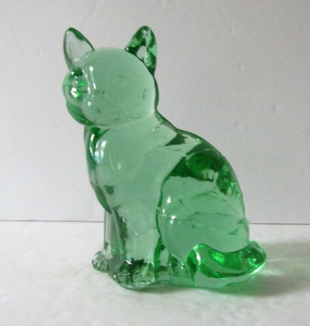 Fenton Art Glass Emerald Green Sitting Cat or Kitten 3 1/2″ Tall Figurine #5165