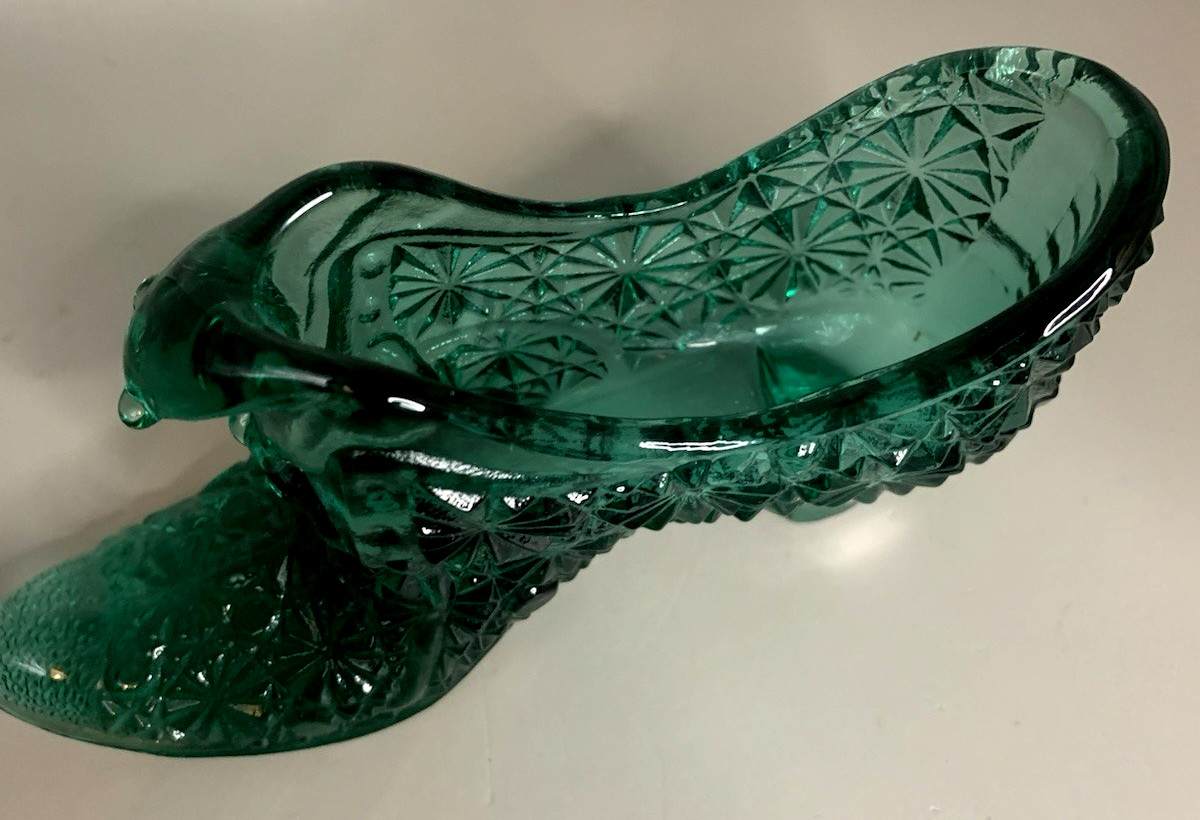 Fenton Jade Green Daisy and Button Cat Head Slipper 6″ X 2 1/2″