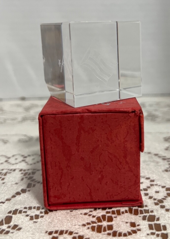 American Flag Patriotic 3D Laser Etch Glass Cube Hologram Paperweight