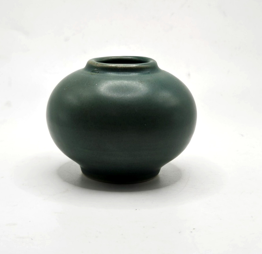 VINTAGE GREEN POTTERY TINY FROG VASE COLLECTIBLE MEMORABILIA