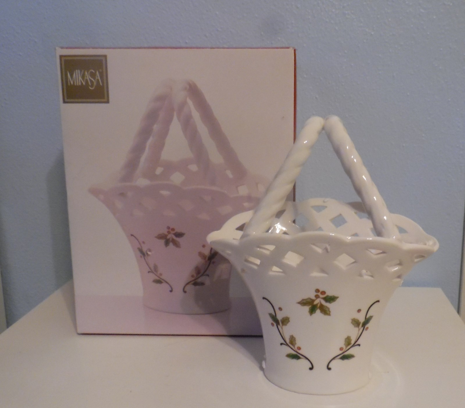 Mikasa White Holiday Lace Basket Holly Berries Cut Out 7.5 inches NIB RL040-755