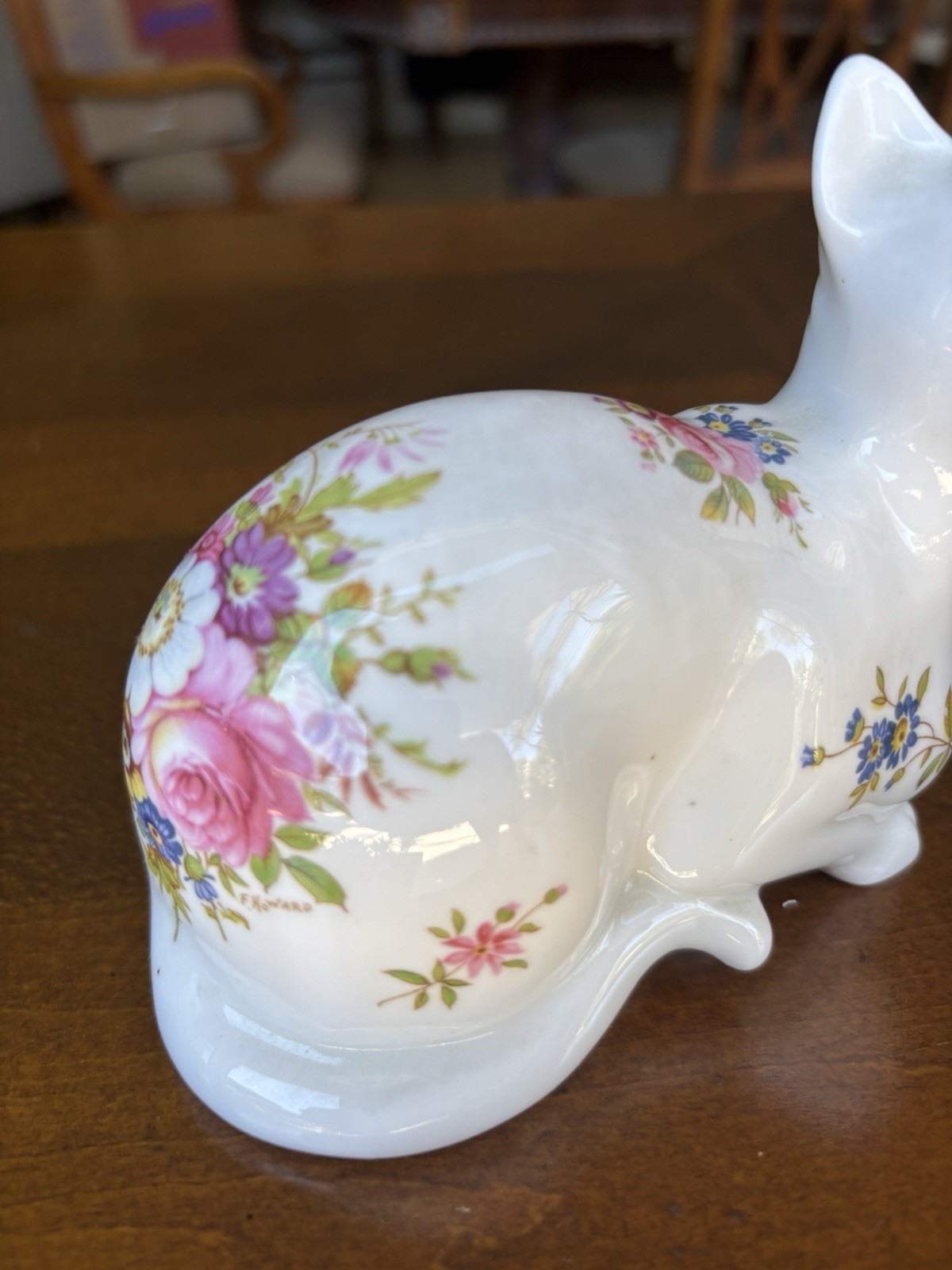 Hammersley Fine Bone China cat “Howard Sprays” floral pattern and 24K gilt eyes