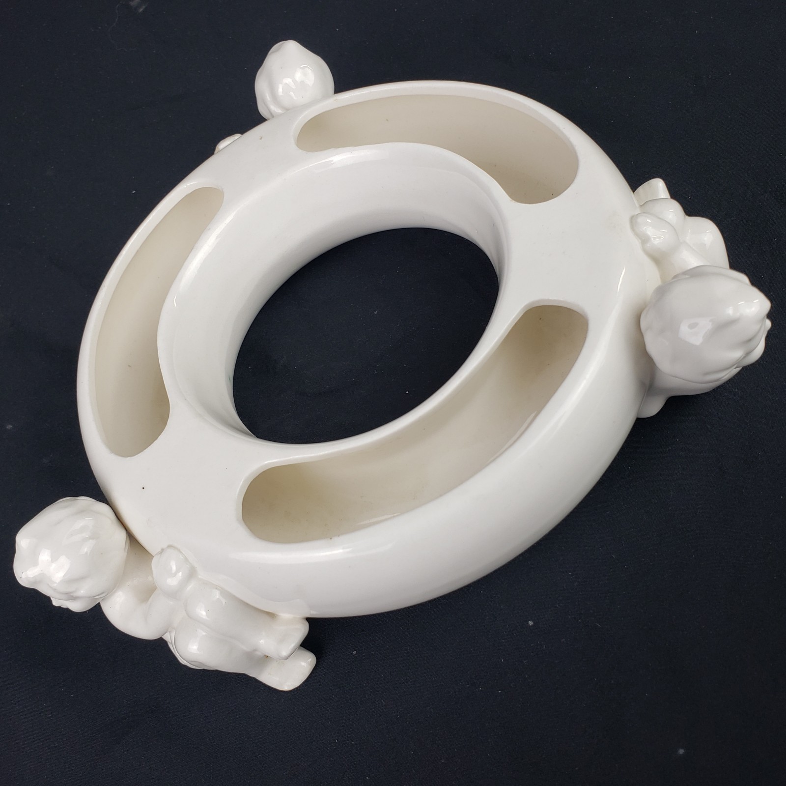 Lefton 6055 Baroque White Ceramic Putti Cherub Pansey Flower Frog Ring