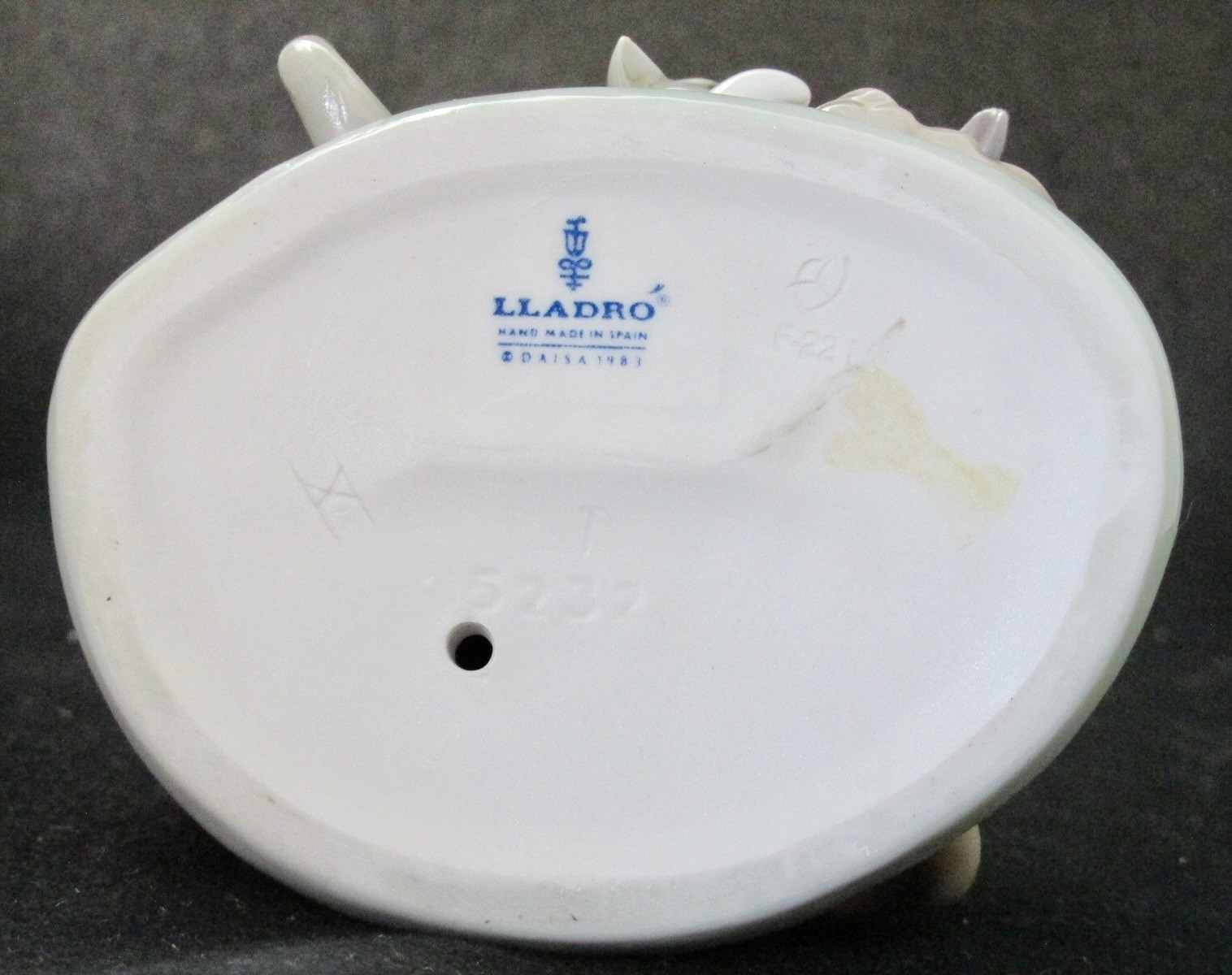 Lladro GIRL WITH PLAYFUL KITTENS figurine, 6 1/8” h., #5232
