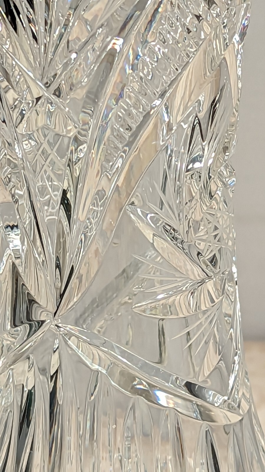 BEAUTIFUL LAUSITZER GERMANY CLEAR CUT PIN WHEEL STAR DESIGN LEAD CRYSTAL VASE