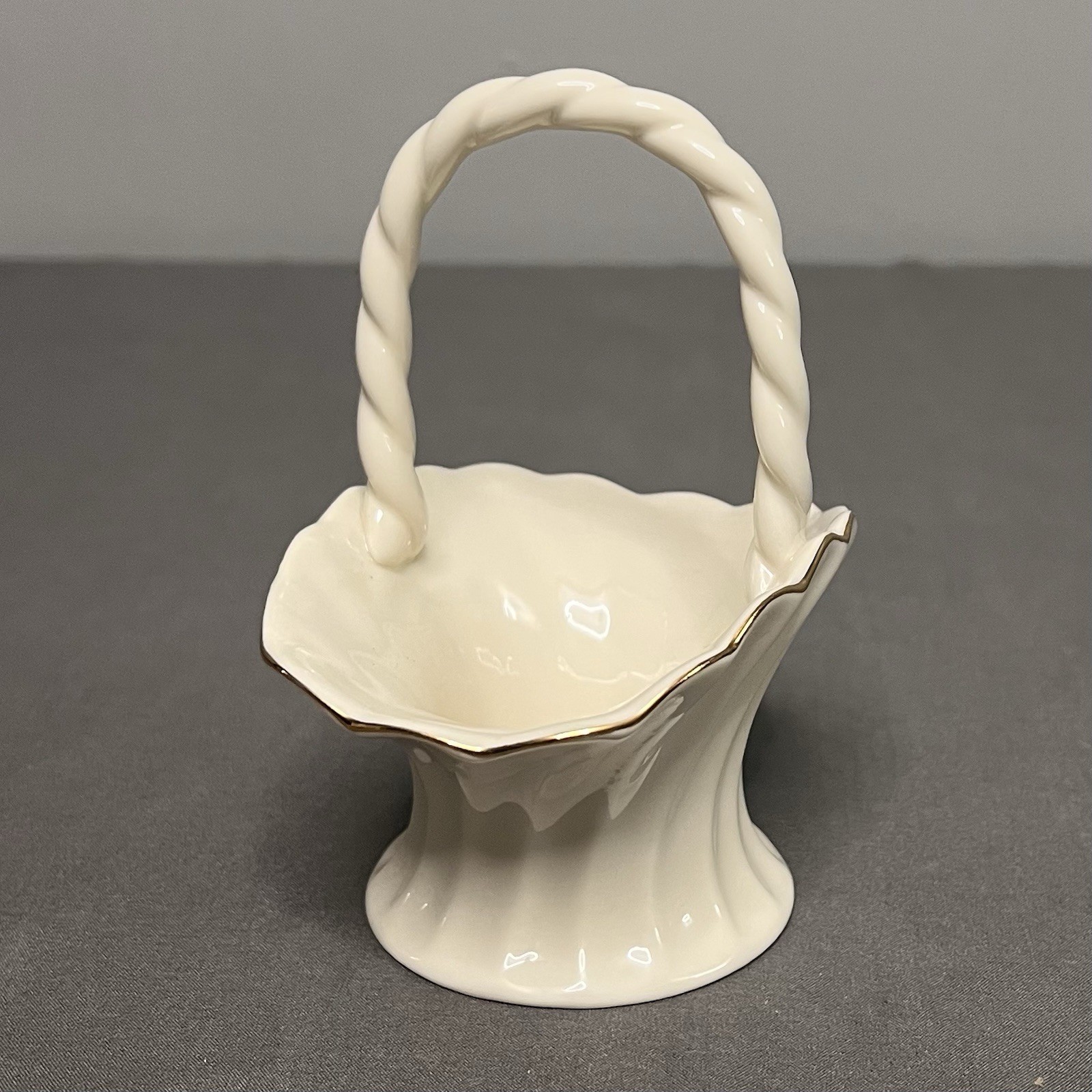 Lenox Spiral Basket Cream W/ Gold Trim & Twisted Handle 4.5×3.25×5” Scalloped