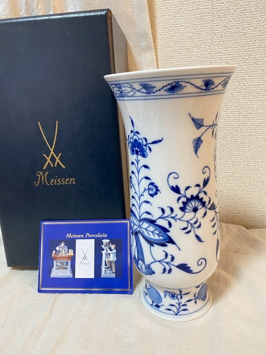 Meissen Blue Onion Porcelain Flower Vase Floral Home Decor w/ Display Case