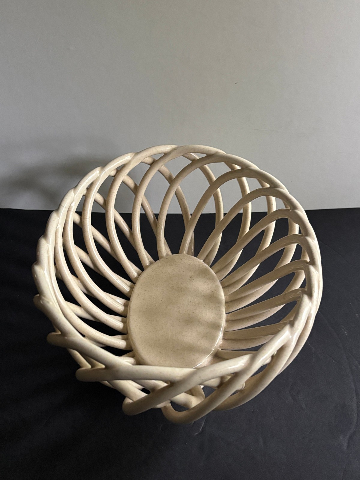 VINTAGE OFF-WHITE CERAMIC OPEN-LATTICE BREAD BASKET/FRUIT BOWL