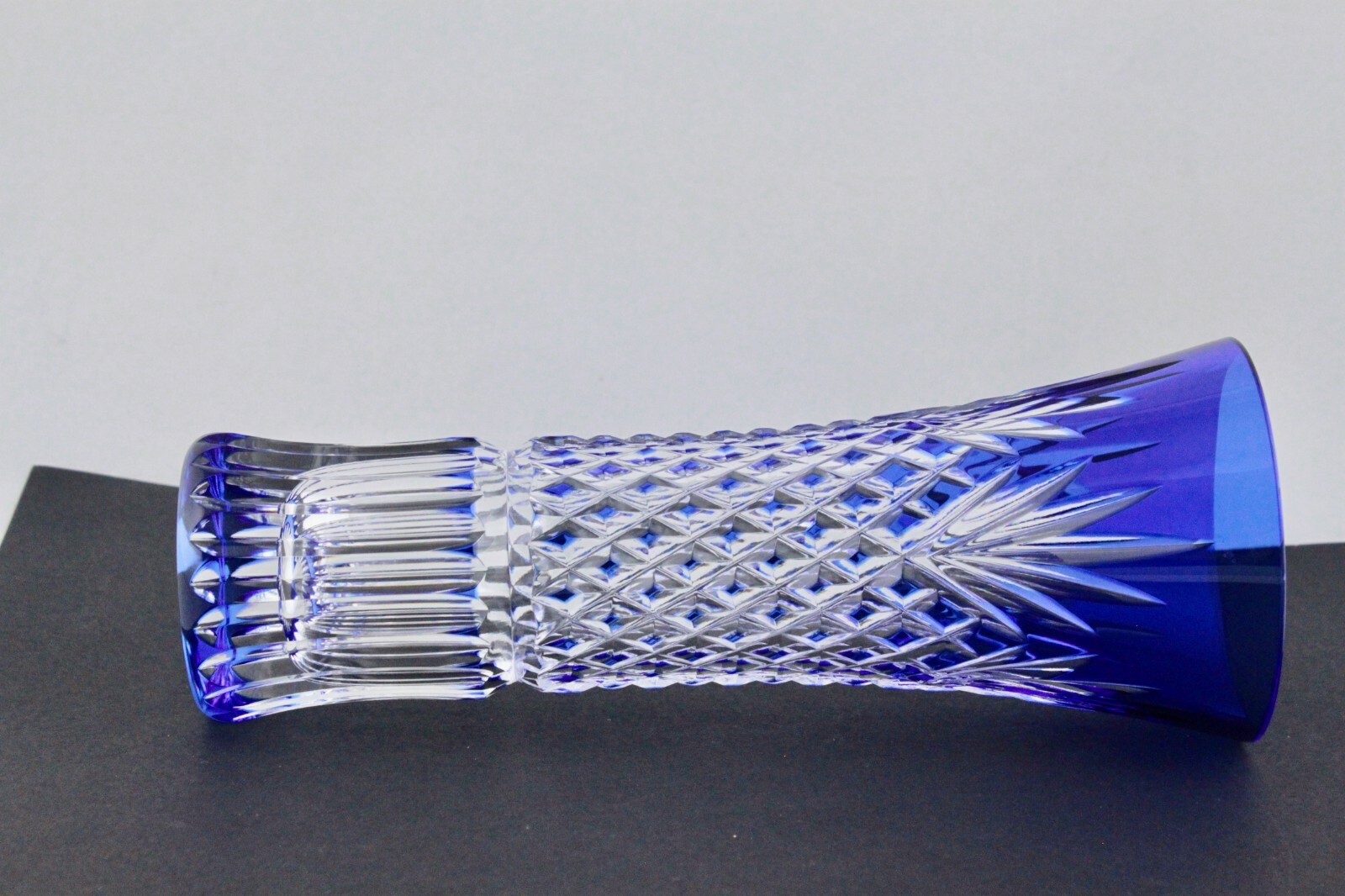 BEAUTIFUL HOYA COBALT BLUE CRYSTAL VASE – MINT