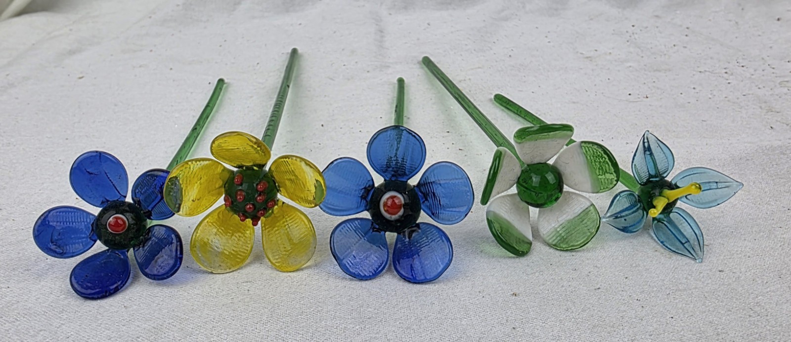 Pretty Hand Blown Art Glass Flowers Set of 5 – Varies 5 3/4” & 6″ Length