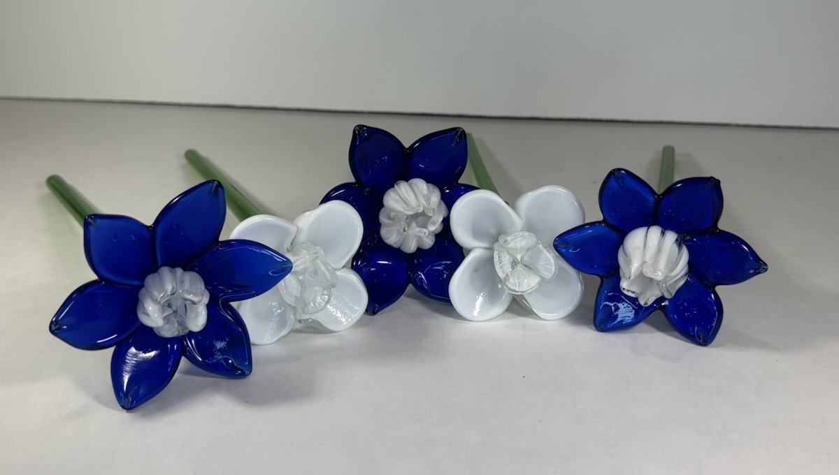 Handblown Glass Flowers Daffodils Blue and White w Green Stems 7.75” Long