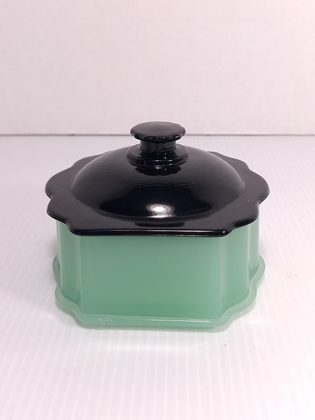RARE New Martinsville Jade Uranium Glass Vanity Powder Box Art Deco