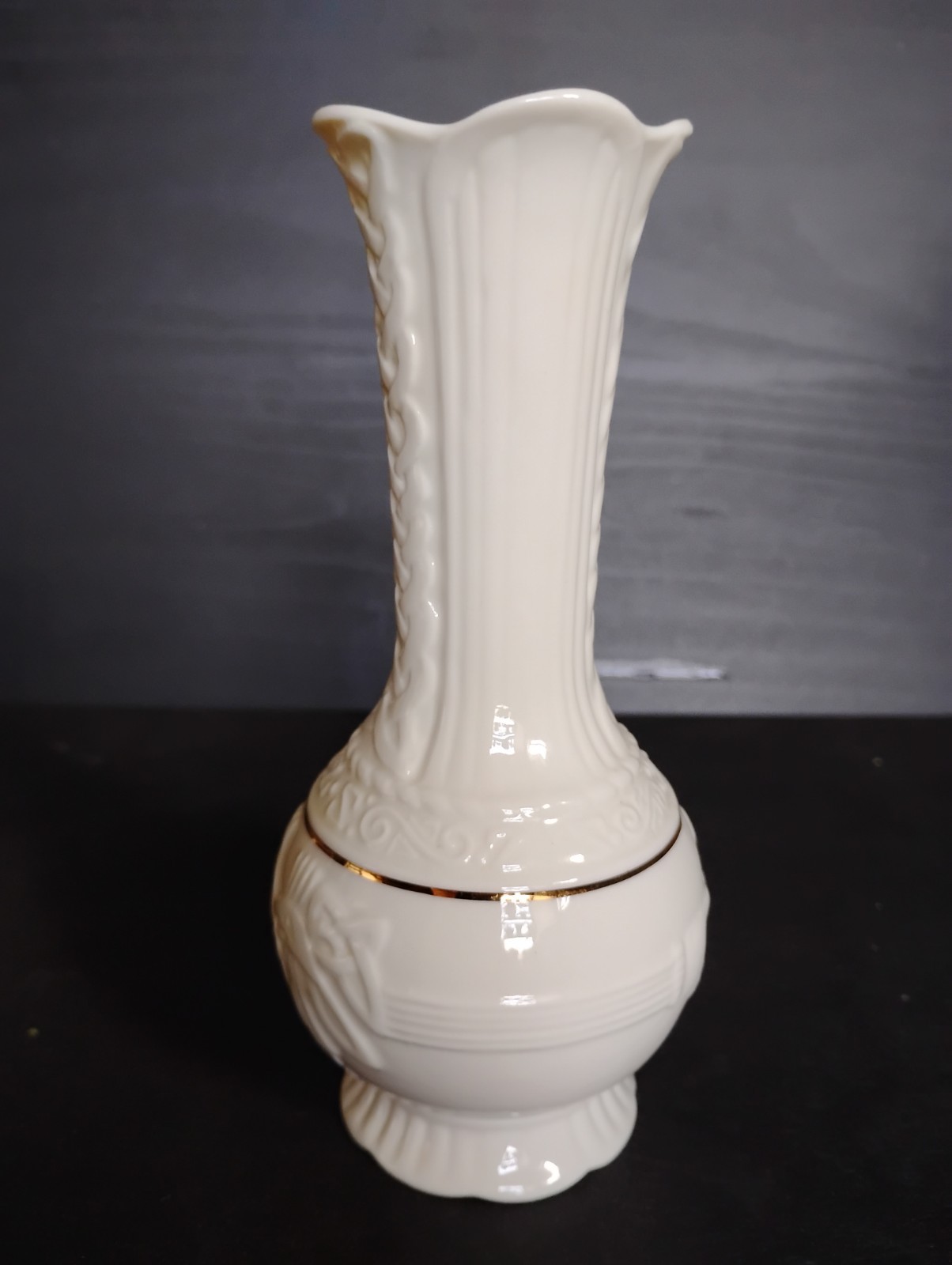 Belleek 8th Mark Irish Claddagh Vase Celtic, Symbolizing Love & Unity, Free Ship
