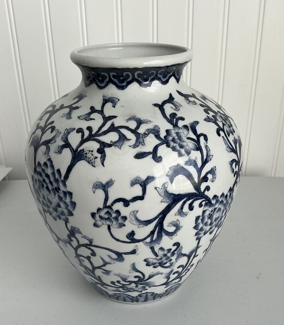 BLUE AND WHITE CERAMIC VASE POTTERY