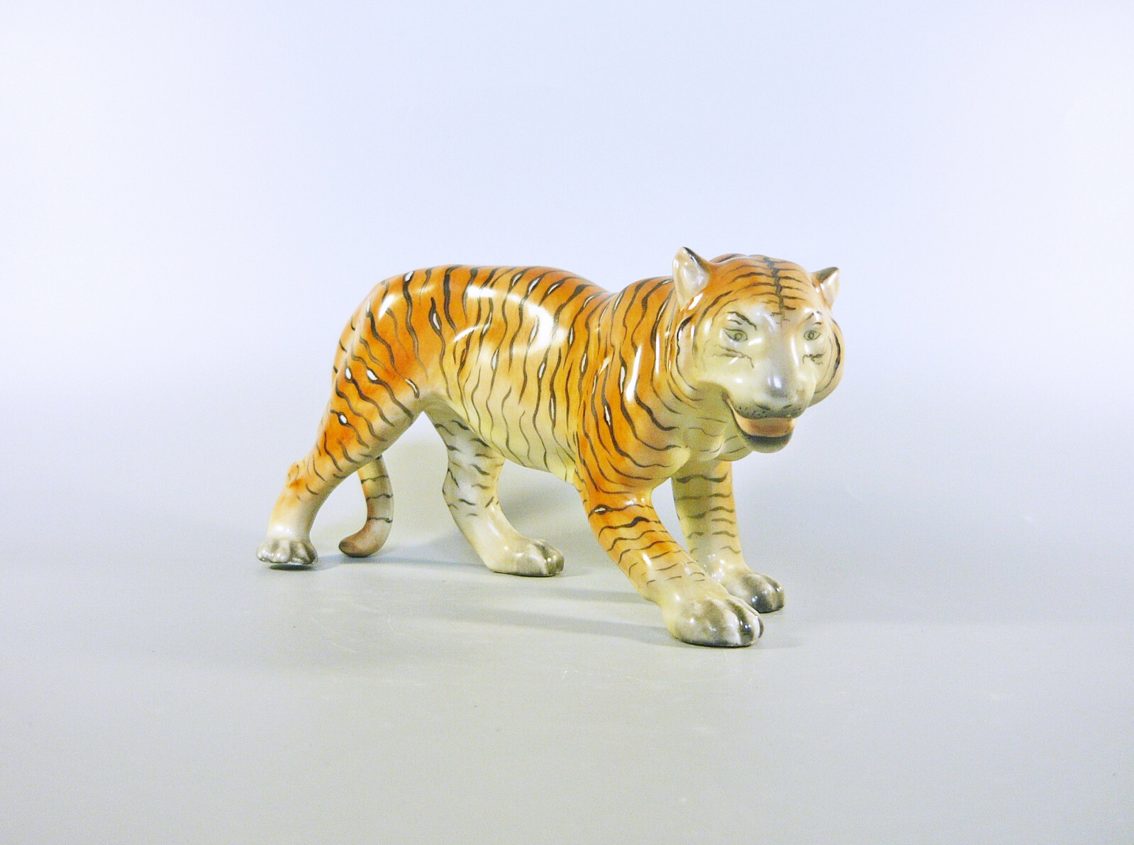 HEREND, TIGER BIG CAT ON THE HUNT 8″, HANDPAINTED PORCELAIN FIGURINE ! (B013)