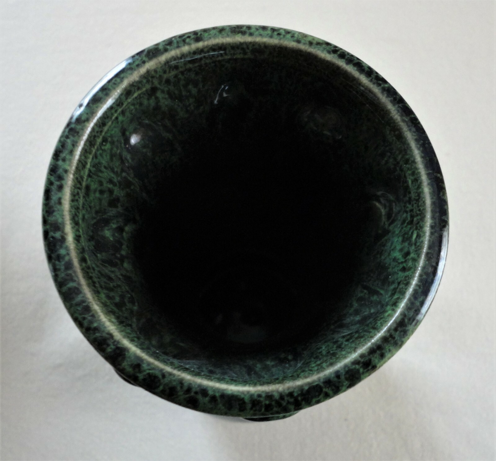 Vtg Arts Crafts Bulbus 9″ Forest Green Pottery Vase Vertical Ribbed Column Thumb