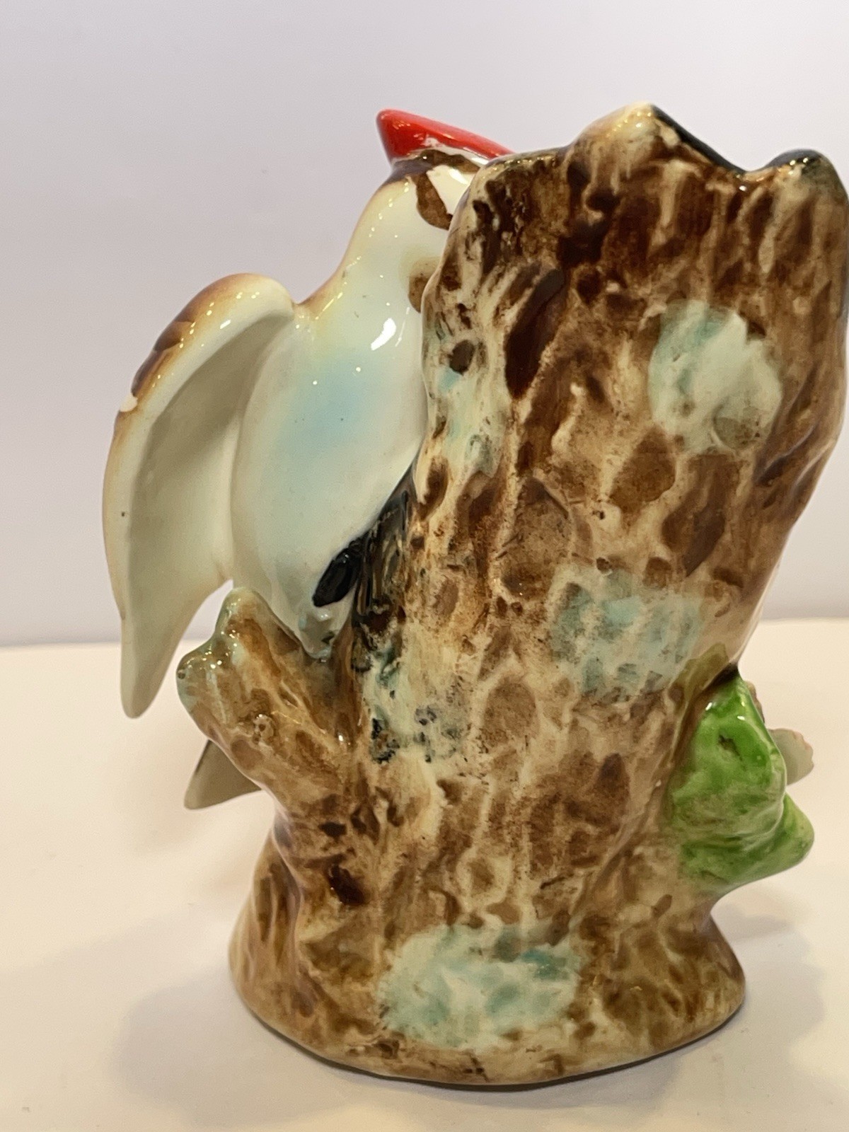 Vintage Napco Woodpecker Bird Mother Feeding Baby Tree Trunk Ceramic Figurine