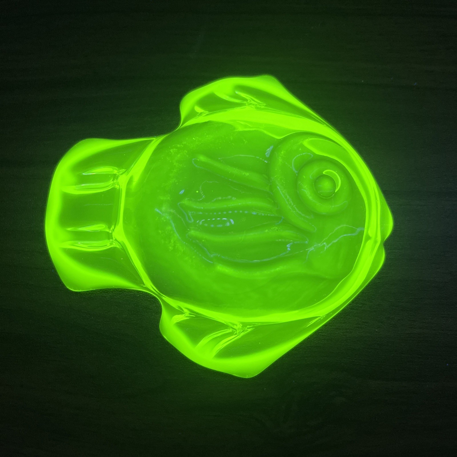 Duncan Miller Fish Ashtray Figurine 3.75″ Uranium Vaseline Opalescent Glow MCM