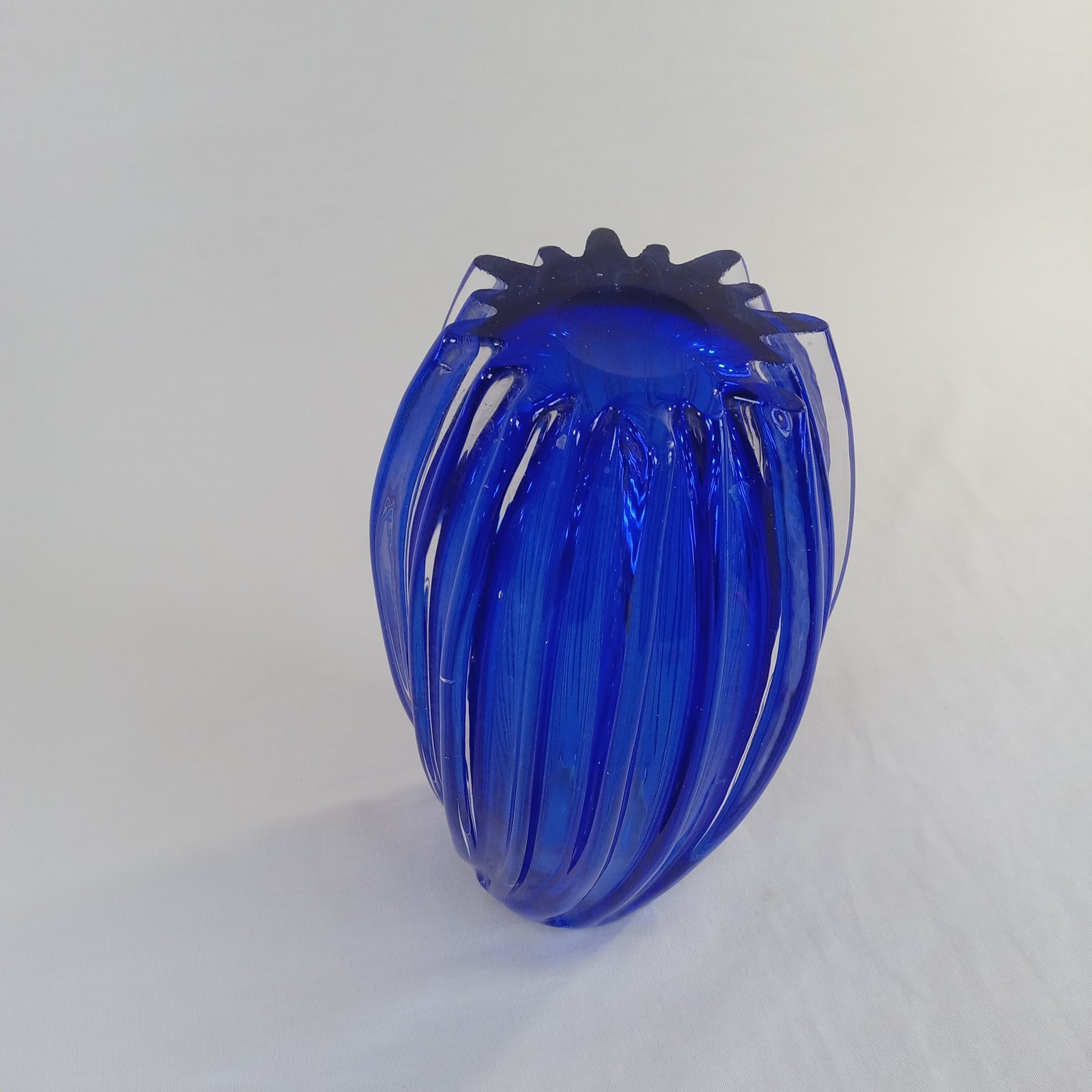 Stunning Cobalt Blue Art Glass Vase Heavy Ribbed Swirl Scalloped Rim 7.75″ Tall