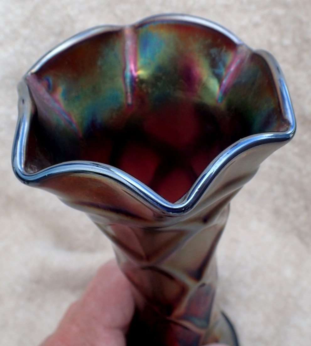 VINTAGE DUGAN LATTICE AND POINTS AMETHYST PURPLE DAISY INSIDE BASE 8″ VASE
