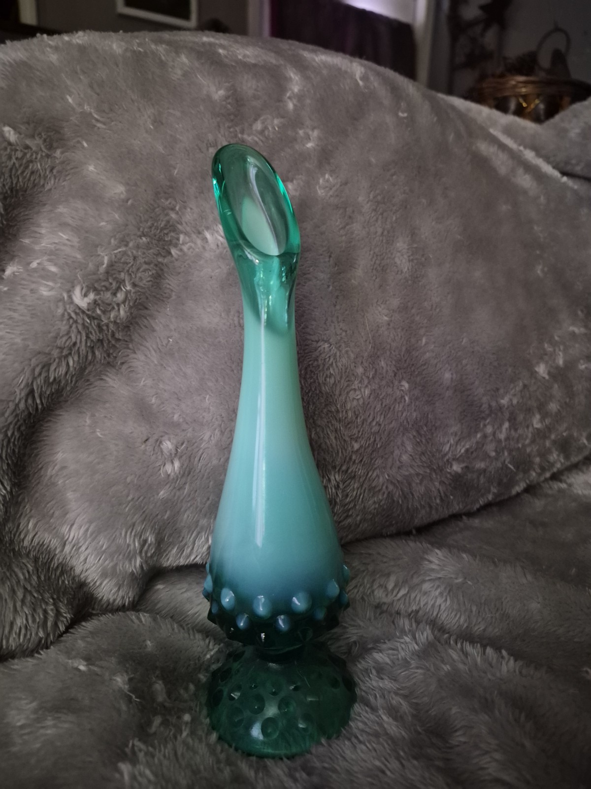 Beautiful Vintage Fenton 10″ Emerald Green Opalescent Uranium Hobnail Swung Vase