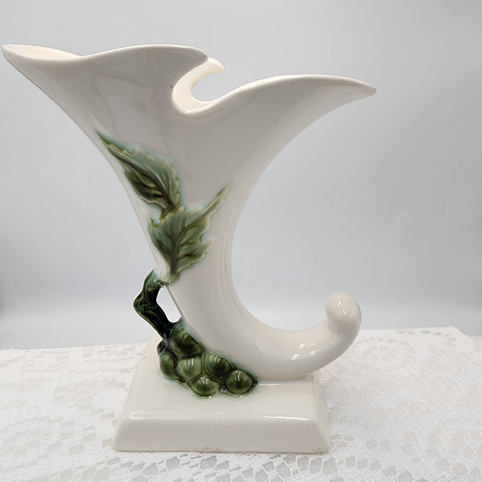 Beautiful Tokay USA Grapevine Cornucopia Vase 6.5 In High Vintage