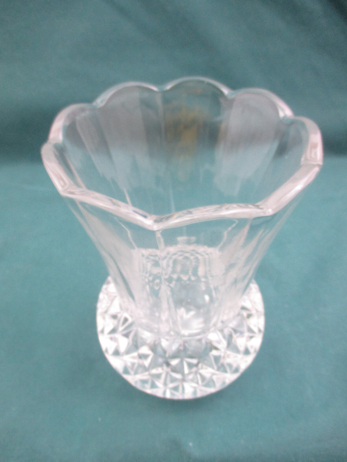 HEAVY(1.2 LBS) GLASS CUT CRYSTAL VASE – DIAMOND CUT PATTERN – 5 1/4″ TALL(EA9)
