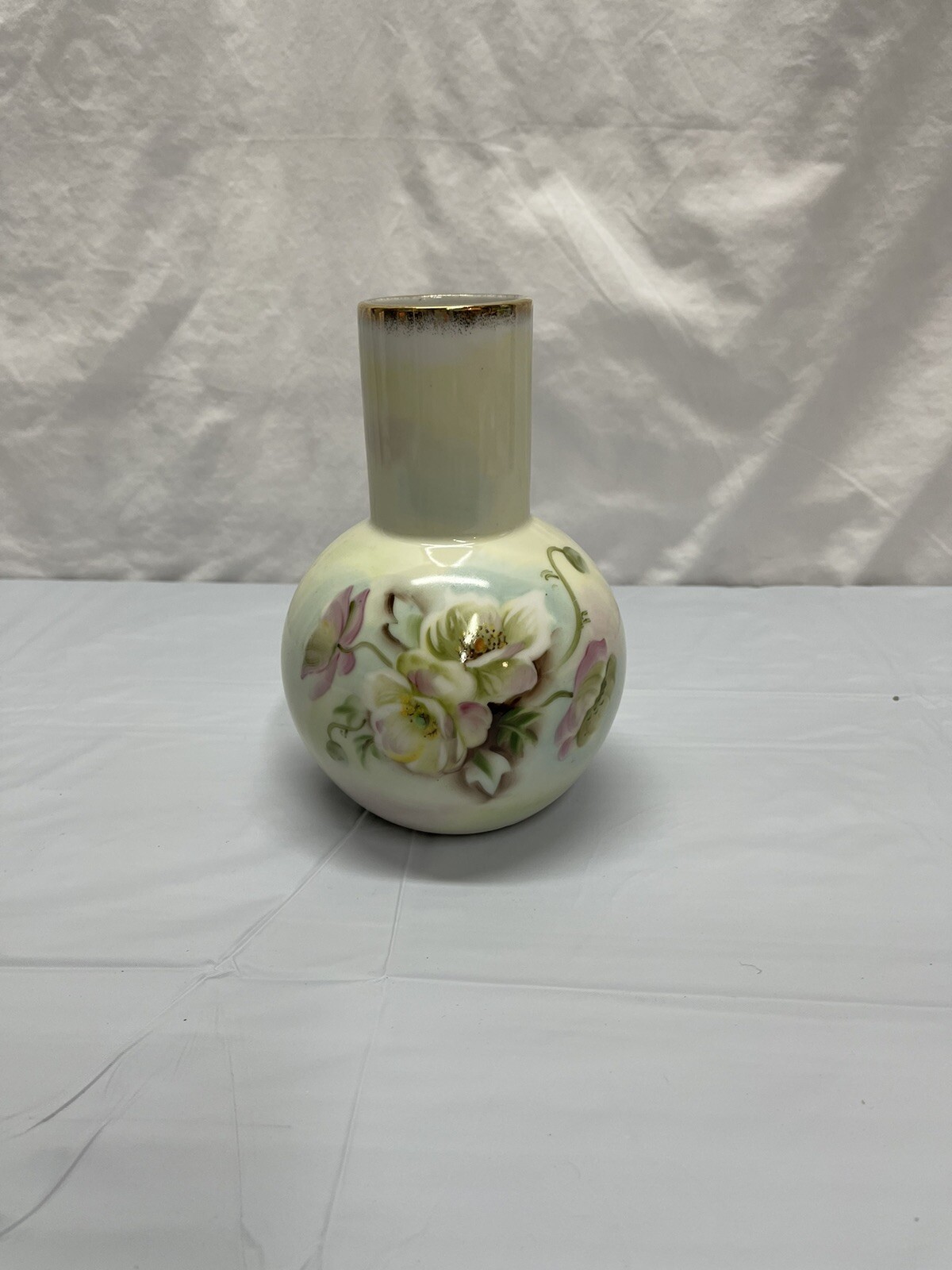 LEFTON CHINA HAND PAINTED HERITAGE GREEN VASE – PINK AND WHITE ROSES – NE2582