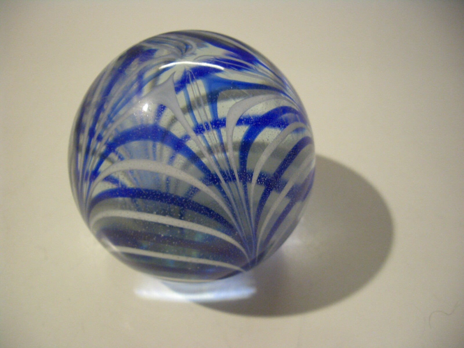VINTAGE MMA METROPOLITAN MUSEUM OF ART BLUE WHITE SWIRL ART GLASS PAPERWEIGHT