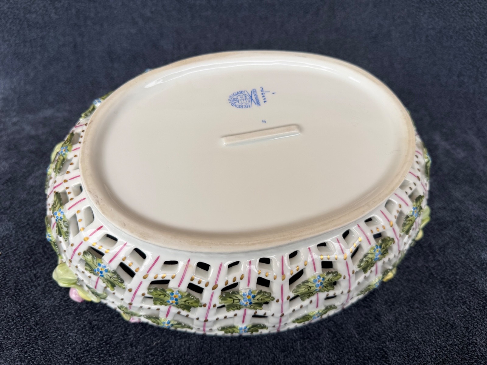 HEREND PORCELAIN HANDPAINTED ROTHSCHILD BIRD OPEN WORK BASKET 7475/RO