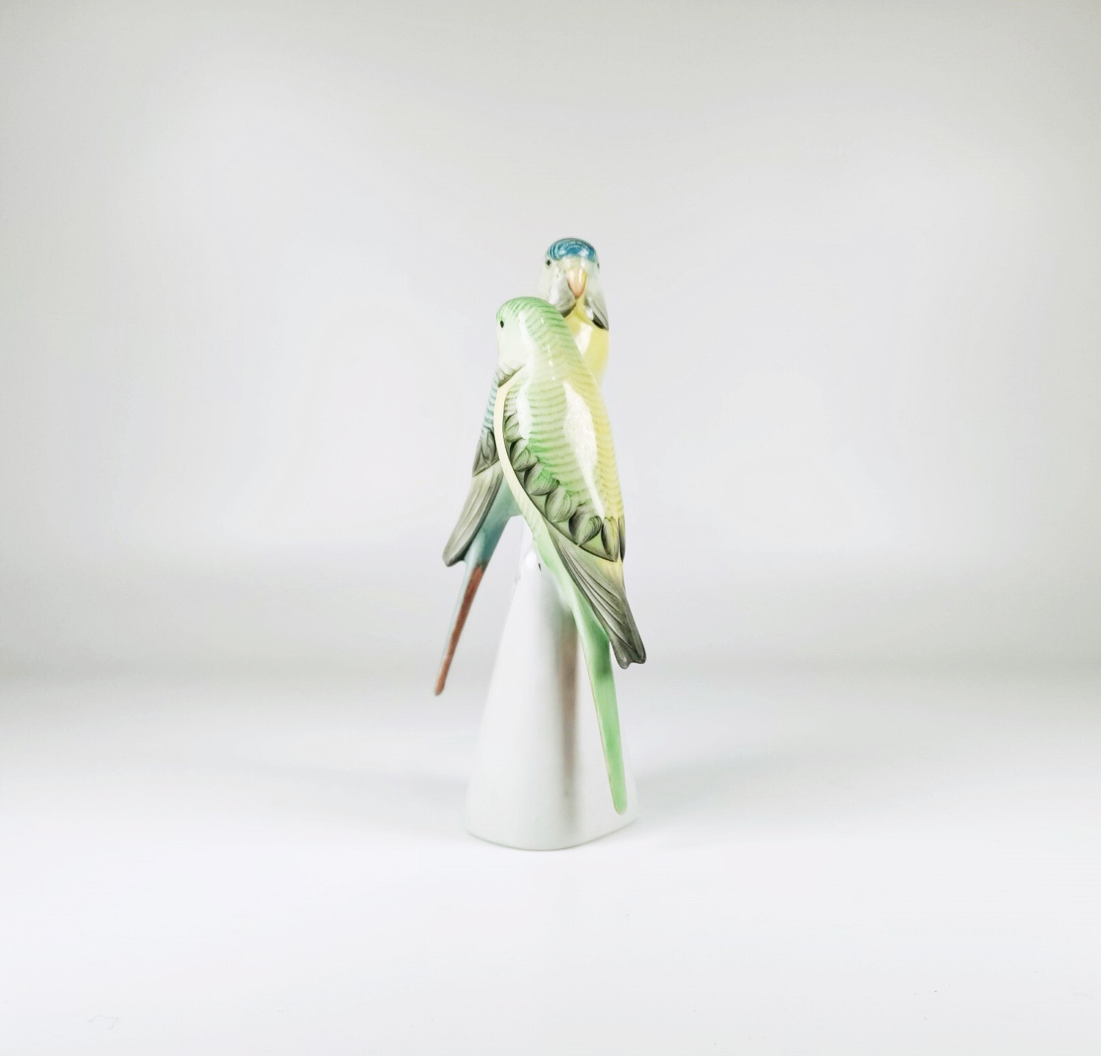 HOLLÓHÁZA, A PAIR OF BUDGERIGAR BIRDS, HANDPAINTED PORCELAIN FIGURINE ! (D017)