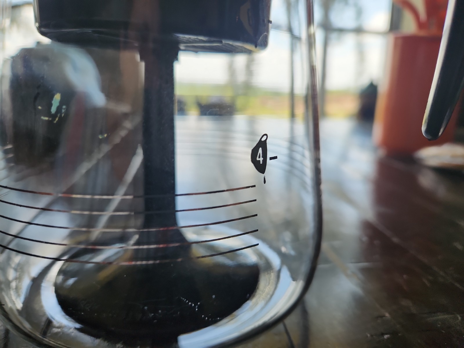 VINTAGE CLEAR GLASS COFFEE POT WITH PLASTIC BASKET IN INTERIOR
