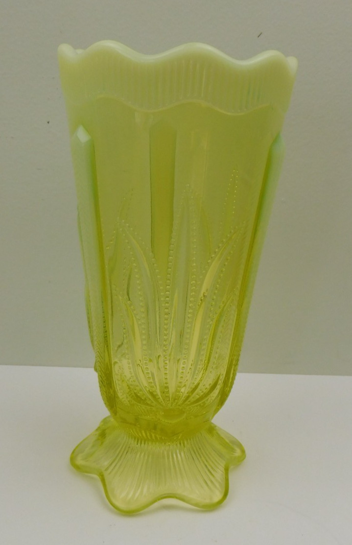 Vintage Fenton Cactus Vaseline Topaz Opalescent Vase Uranium Glass 7″ Great Glow