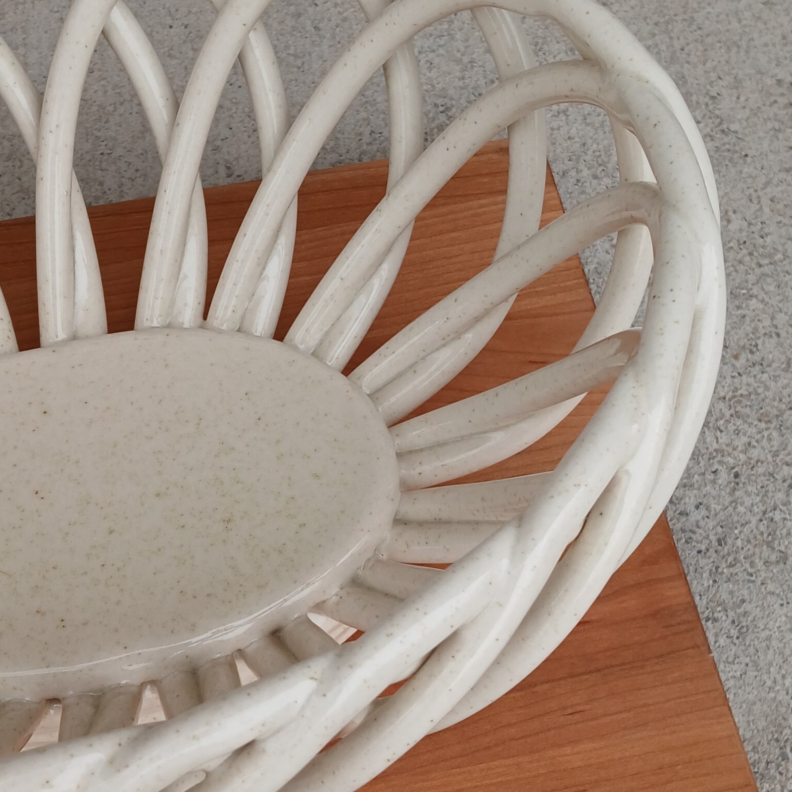 Williams Sonoma Eucalyptus Stoneware Cream Woven Oval Bread Fruit Bowl Vintage