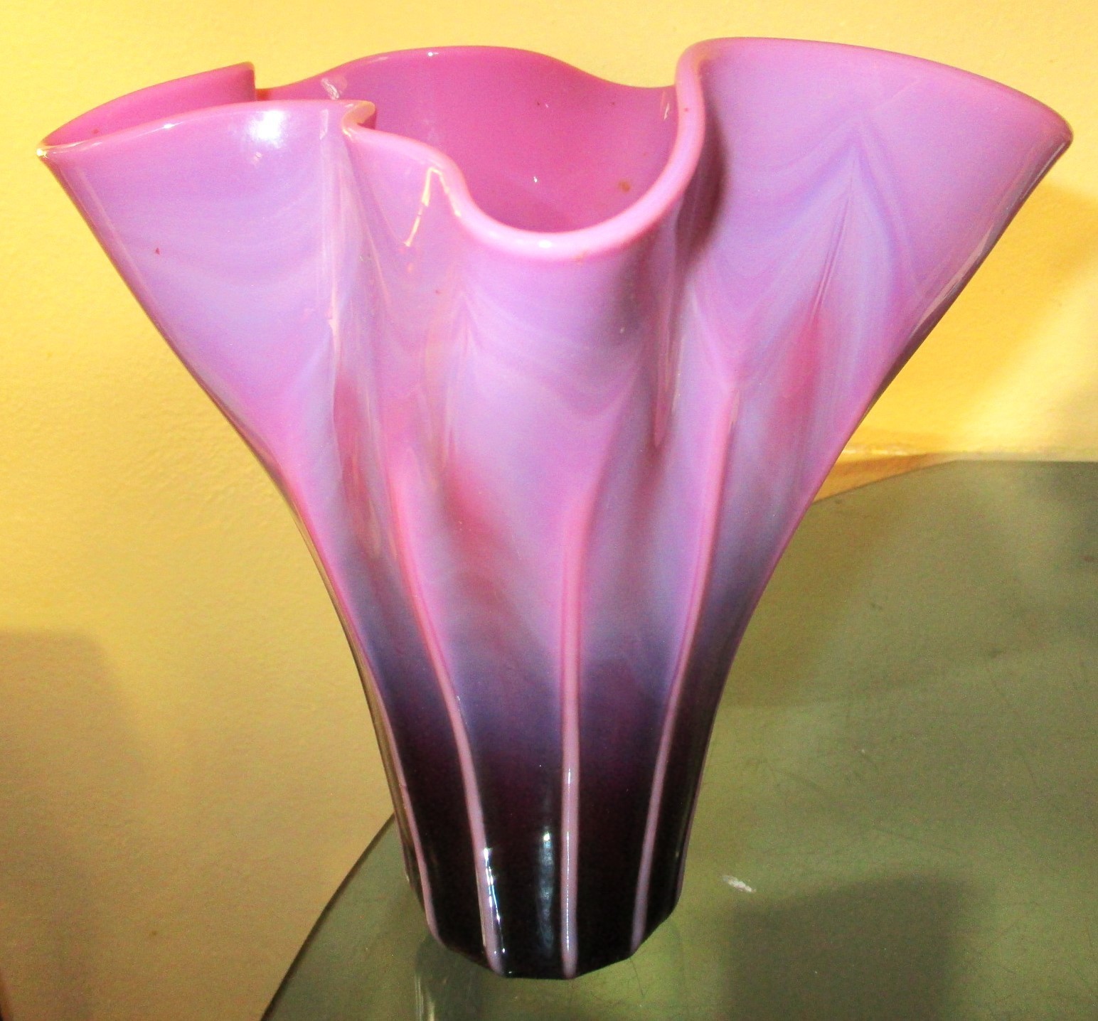 VINTAGE Y2K BLOWN GLASS HANDKERCHIEF VASE,8″ PURPLE OMBRE,SIGNED BRODY SHAW 2001