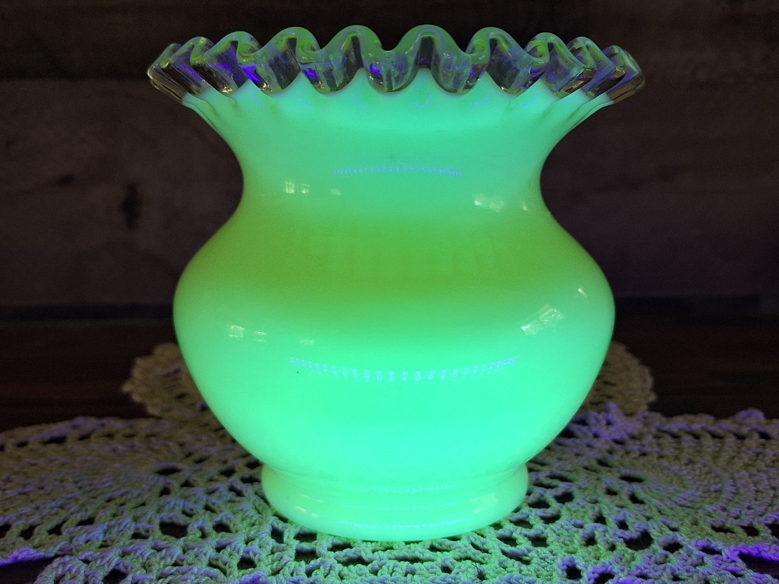Fenton Vintage 1940’s Ivory Crest Uranium Bowl/Vase 5″ with Crimped Edge