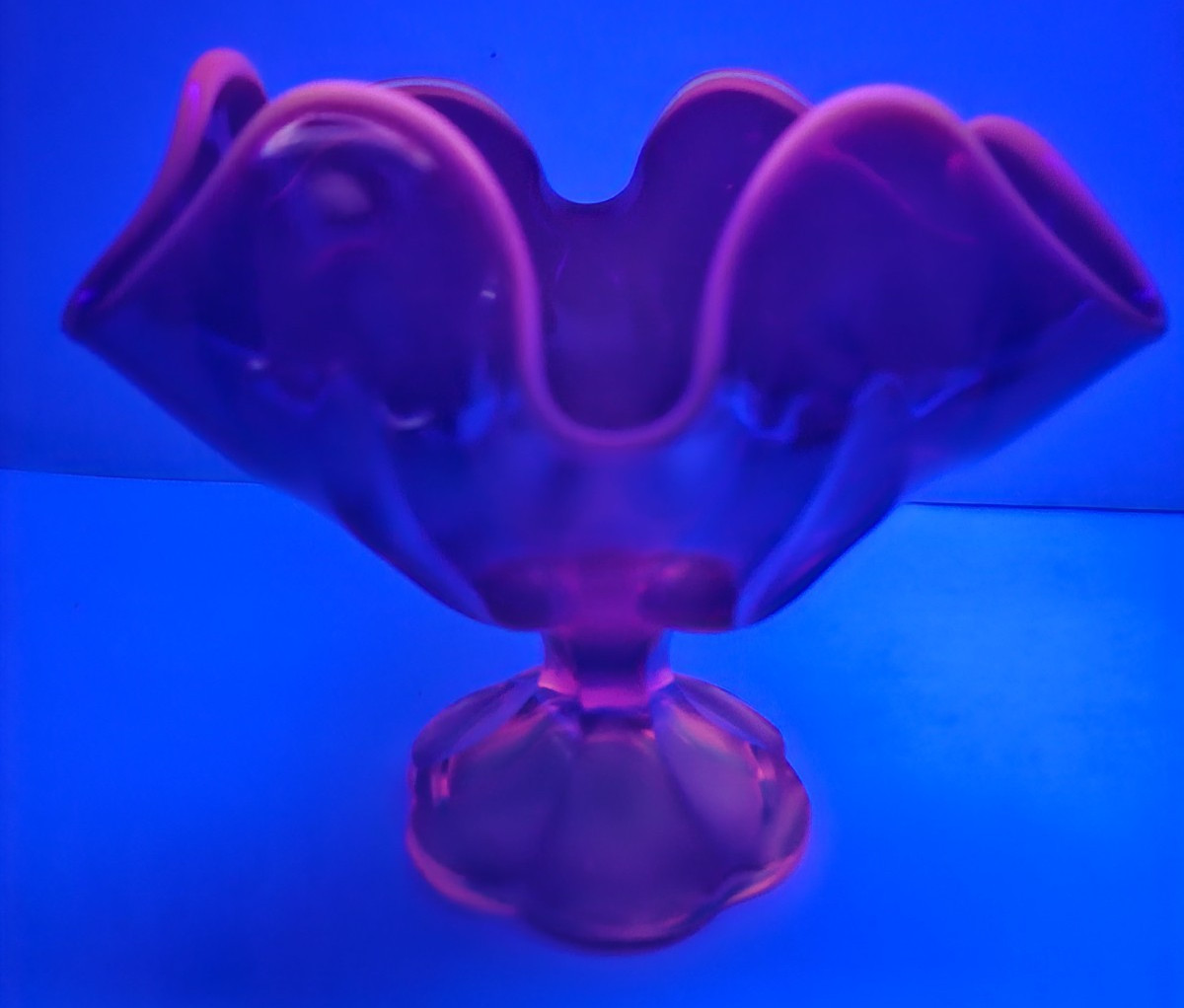 Amberina Glass Pedestal Handkerchief Vase / Bowl / Compote L.E. SMITH UV GLOWS