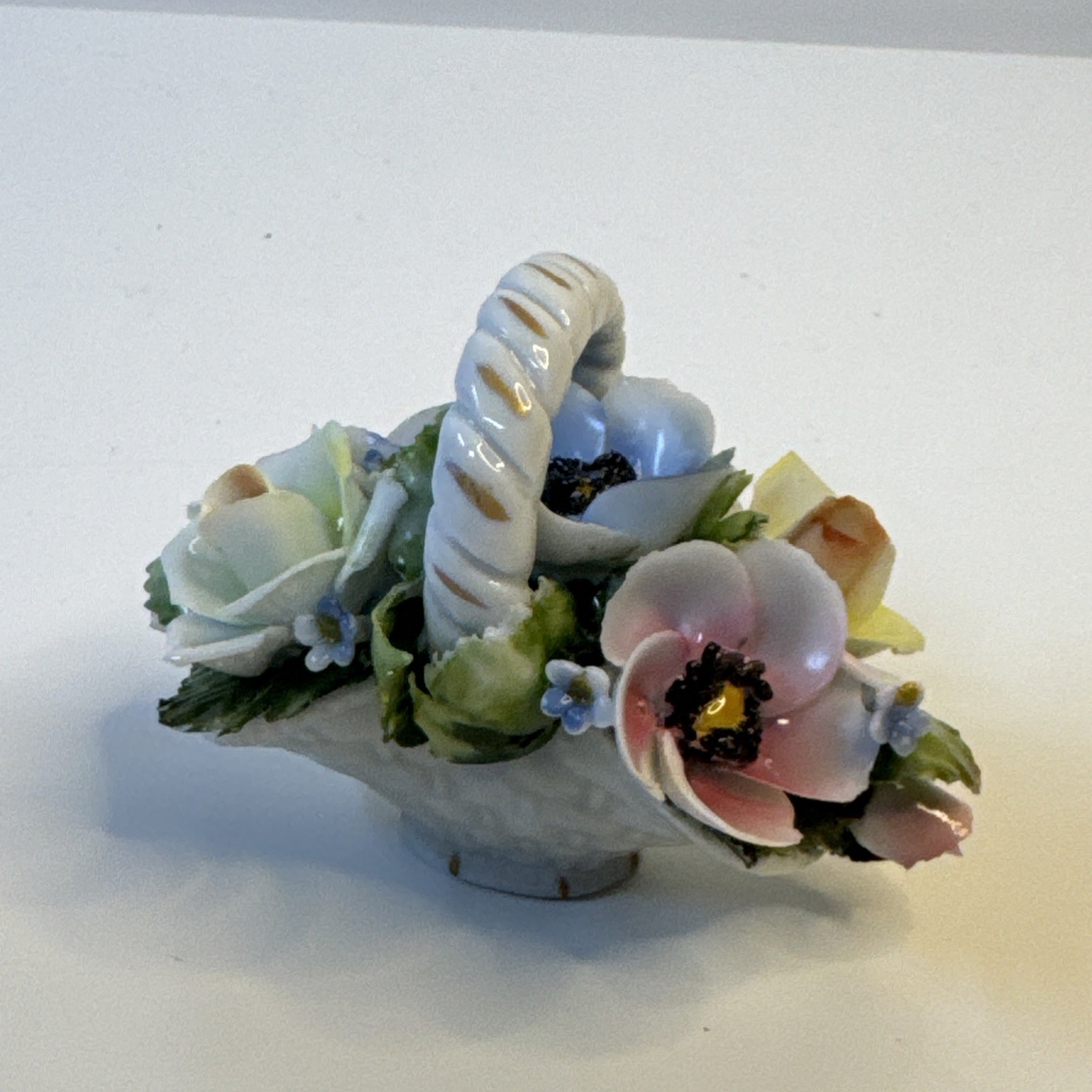 Beautiful Vintage Capodimonte Porcelain Flower Basket Italy 4×2.5×2″ Vintage