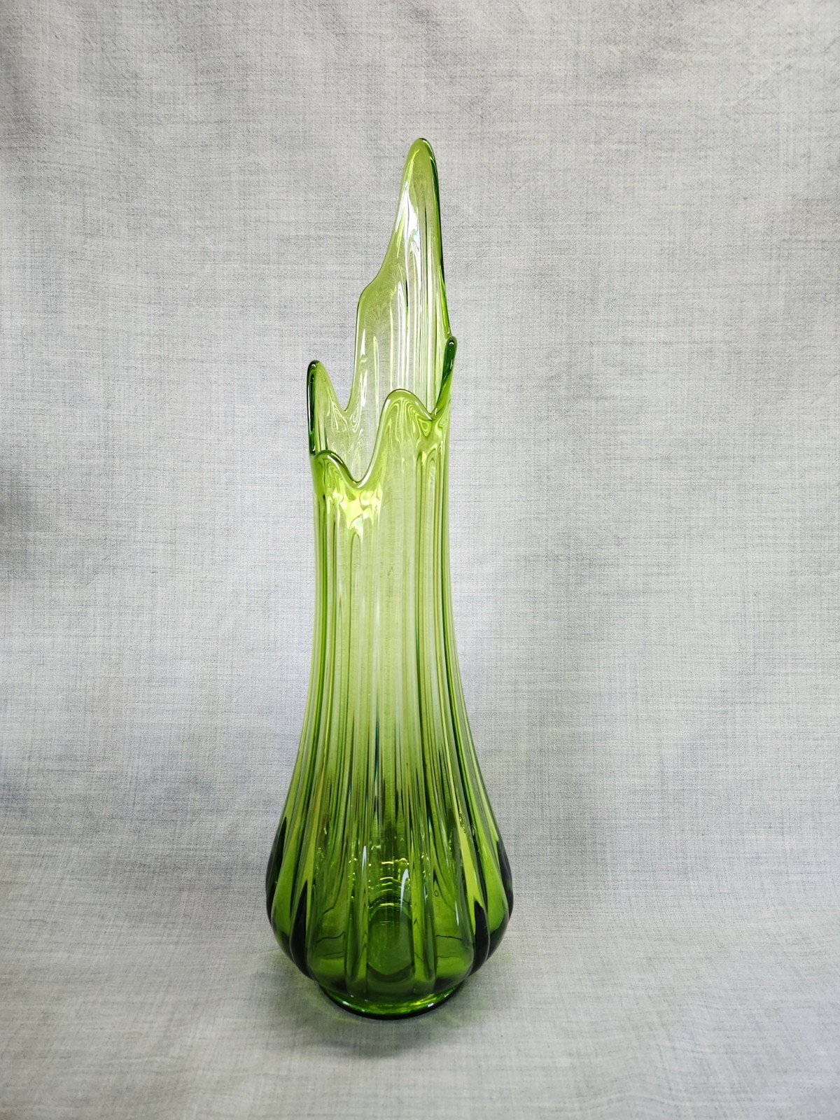 Vintage L.E. Smith 21 1/2 in Green Simplicity Ribbed Swung Glass Vase Fat Bottom
