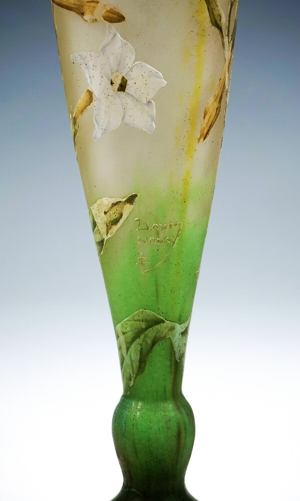 Daum Nancy Art Nouveau Cameo Vase Ziertabak Nicotiana Decor Height: 13 3/8in Um