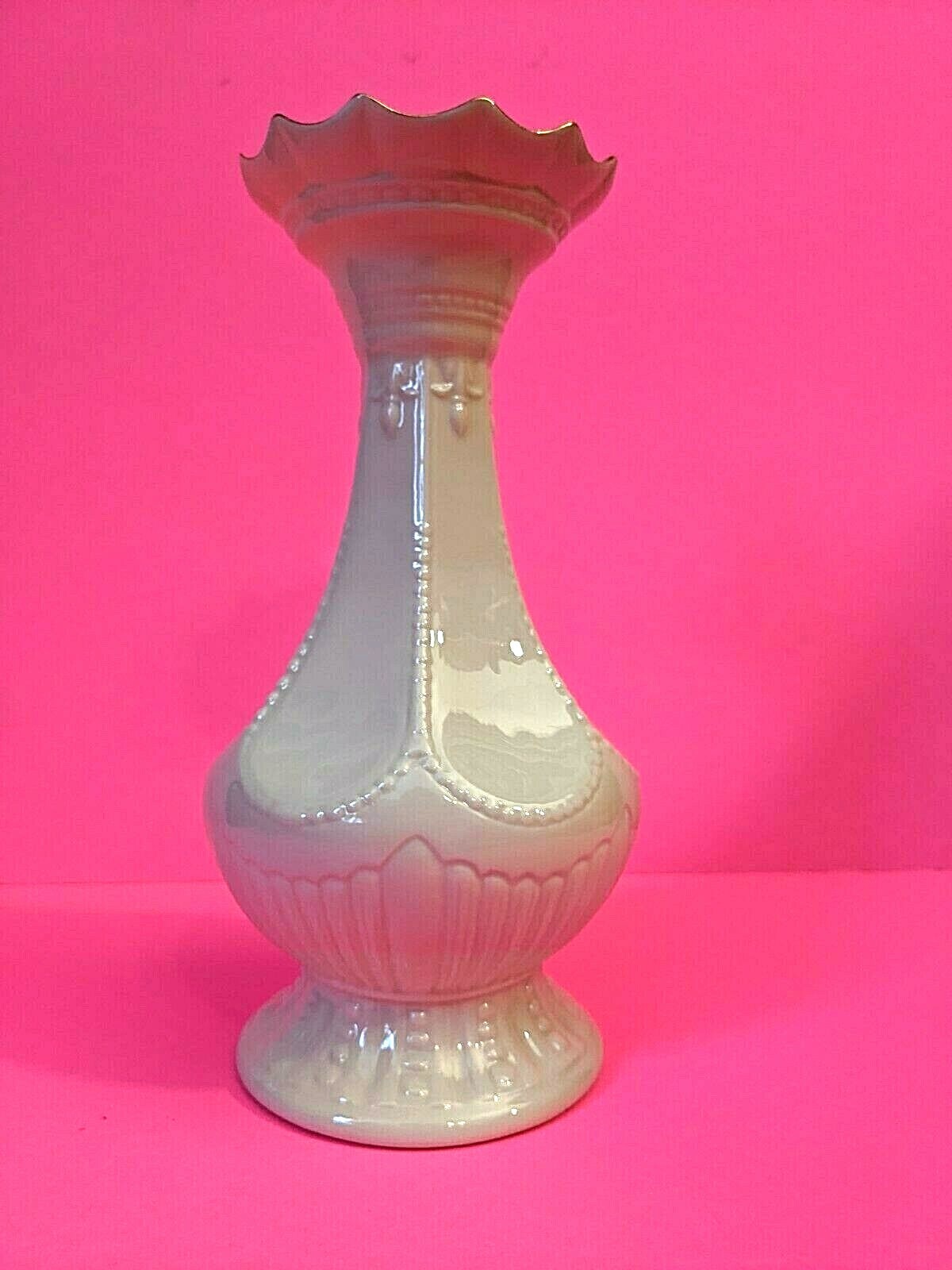 BELLEEK Ireland Beige Porcelain Lismore Vase Scalloped Top Ribbed, 7th Mark 8.5′