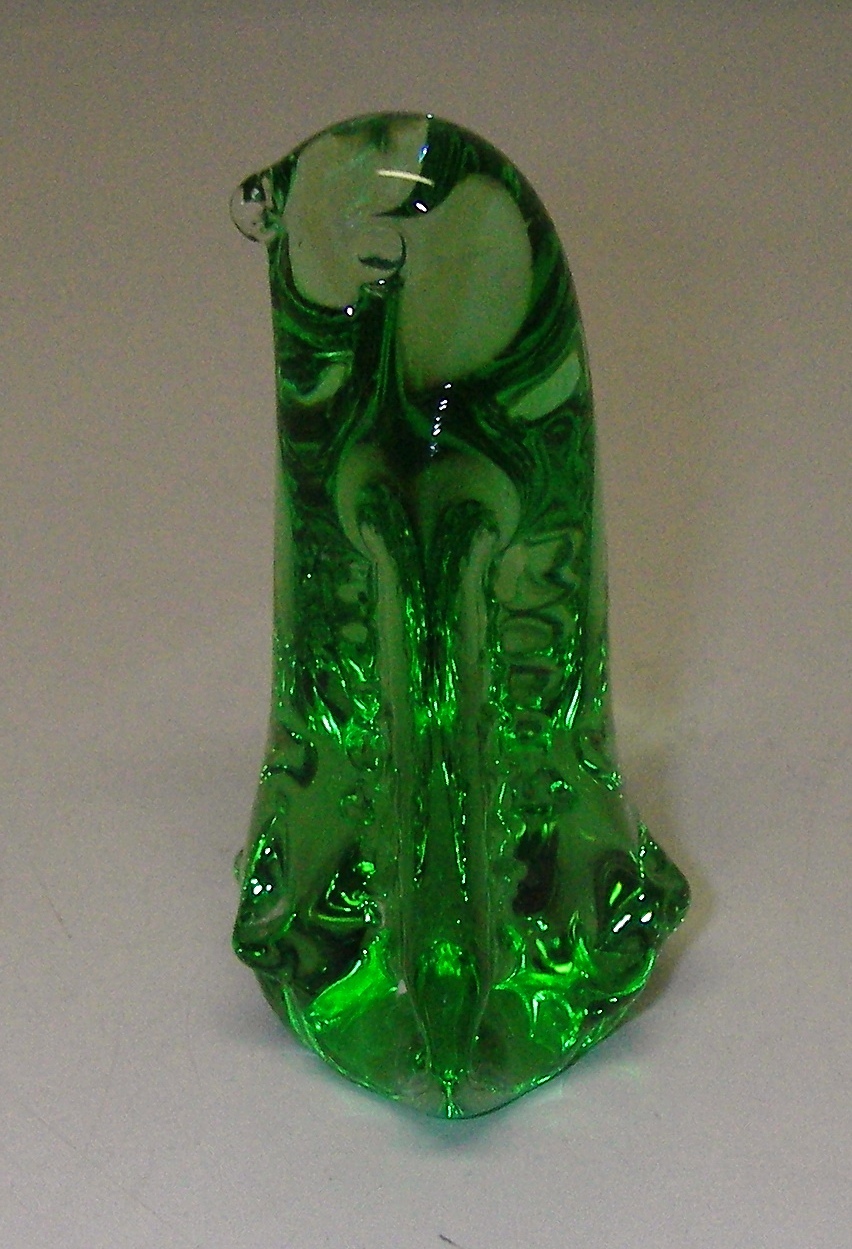PAPERWEIGHT US Commemorative Fine Art Gallery Green Glass Figural Penguin.
