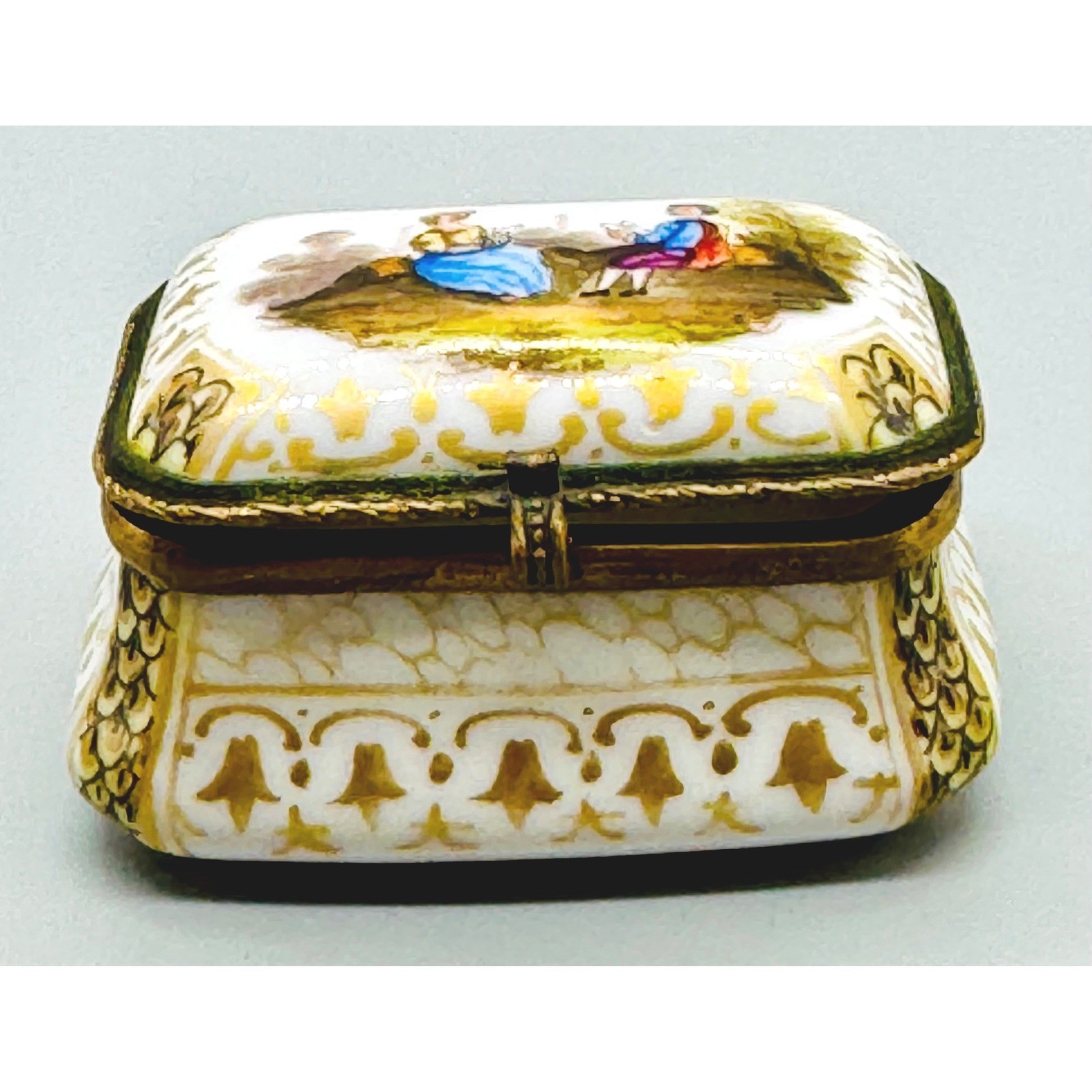 Antique Meissen Pill Trinket Box Hand Painted Courting Couple Porcelain Germany