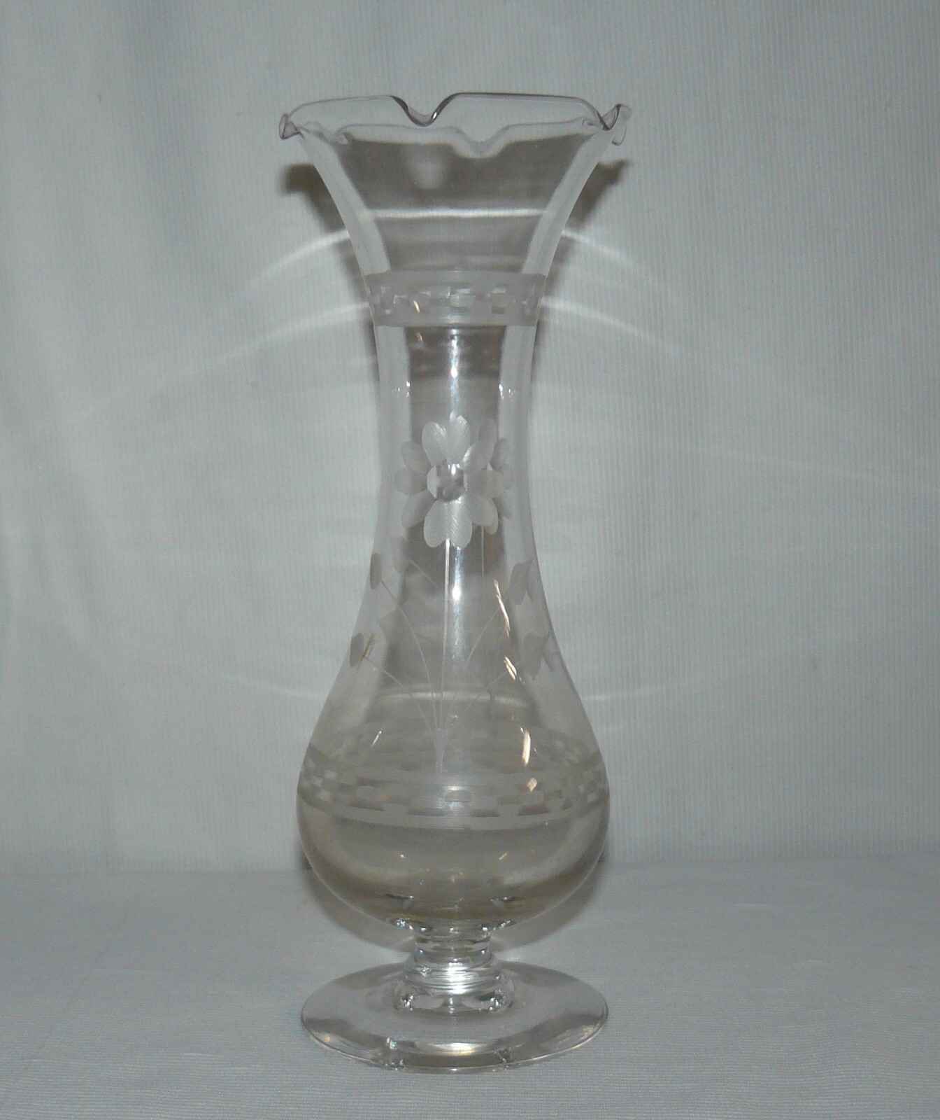 Glass Etched Daisy Pedestal Vase Ruffled 10 1/2″